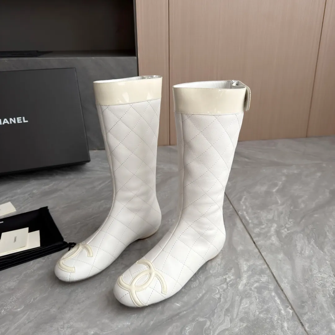 👟👟Ex-factory price 1040👟👟 High version of Chanel CHANEL, 🌞🌞🌞The latest boots from Xiaoxiang 2025 autumn and winter counter, a must-have item for this autumn and winter! ! Ms. Chanel loves simple yet irresistible combinations to show her unique style. Mix and match freely to shine⚡Follow Grandma’s fashion steps! ! ! The top-notch craftsmanship and texture are perfectly presented. No matter any details, you can compare them with the counters. The best quality products can be entered and exited from the counters at will! ! ❶Material: imported cowhide ❷Inner lining: sheepskin lining ❸Feet: sheepskin lining ❹Outsole: original molded sole ❺Heel height: 2 cm ❻Boot shaft height: 13 inches ❼Number: 35-40 (40 and 41 are customized and cannot be returned)